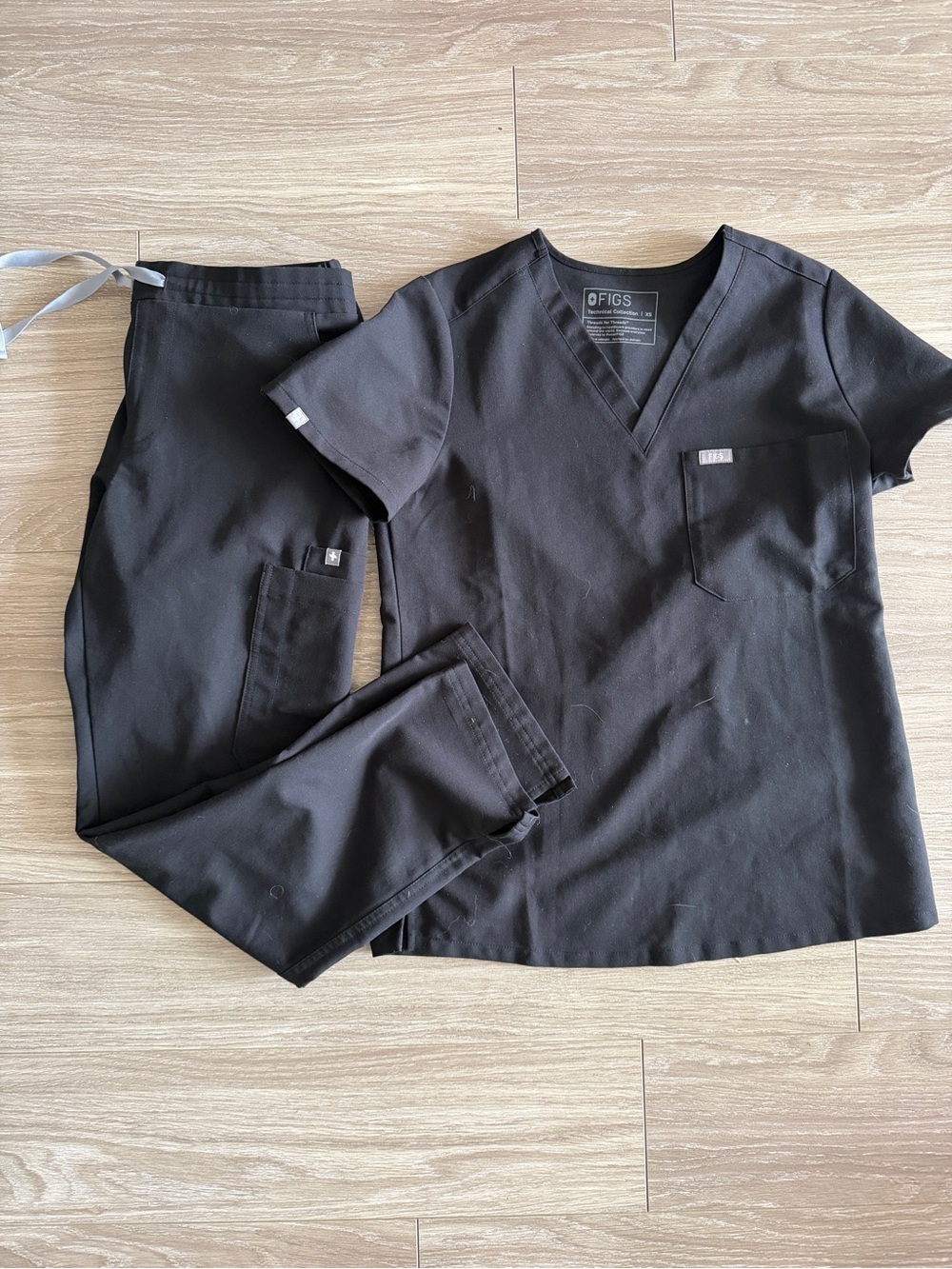 Figs Set Catarina Top XS and Yola Yoga Pants Small Petite Scrubs Black - Picture 2 of 5